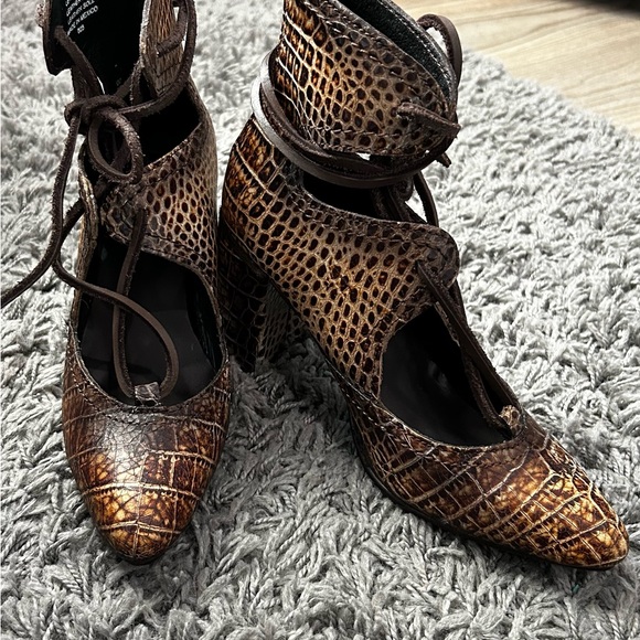 FREEBIRD Joyce, Animal Print Booties. Size 7 - Picture 4 of 14